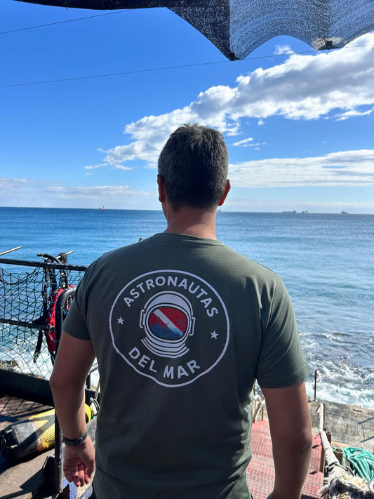 Camiseta Astronautas del Mar con dos logos. Caqui