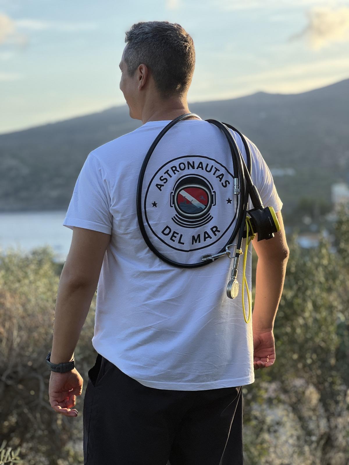 Camiseta Astronautas del Mar con dos logos.