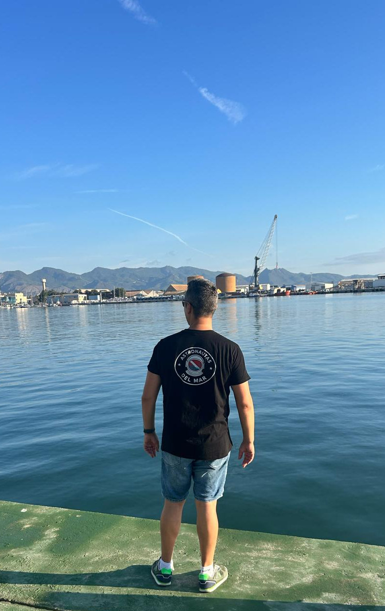 Camiseta Astronautas del Mar con dos logos.