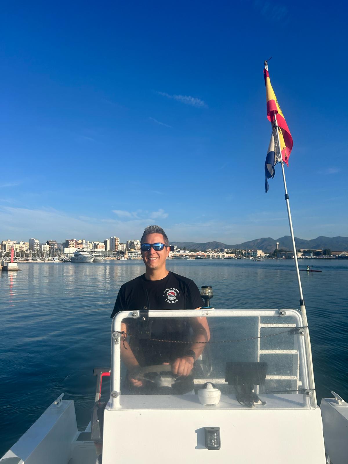 Camiseta Astronautas del Mar con dos logos.